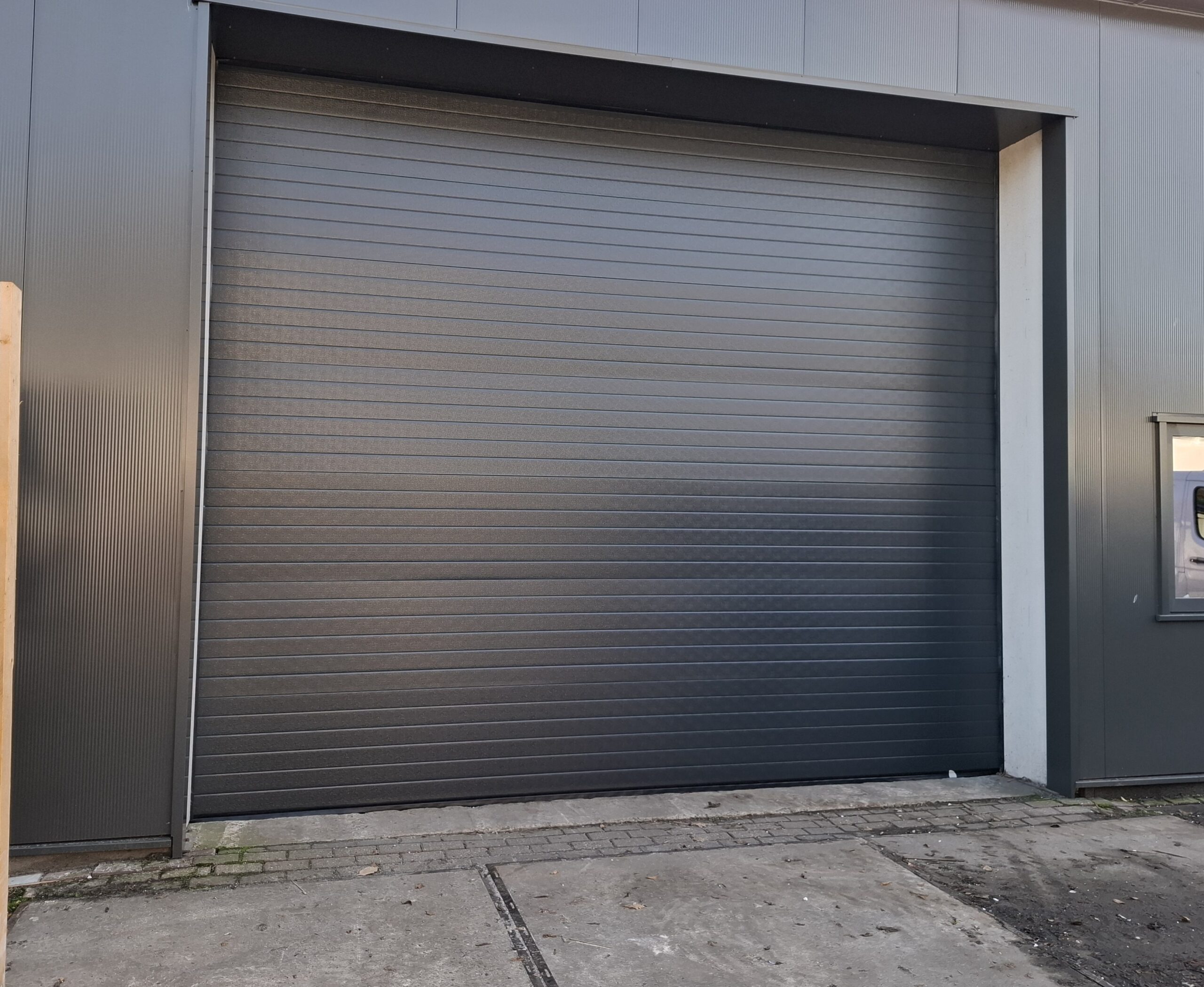 ONZE PROJECTEN | industriële sectionaaldeuren en (openslaande) garagedeuren 20251030 142706