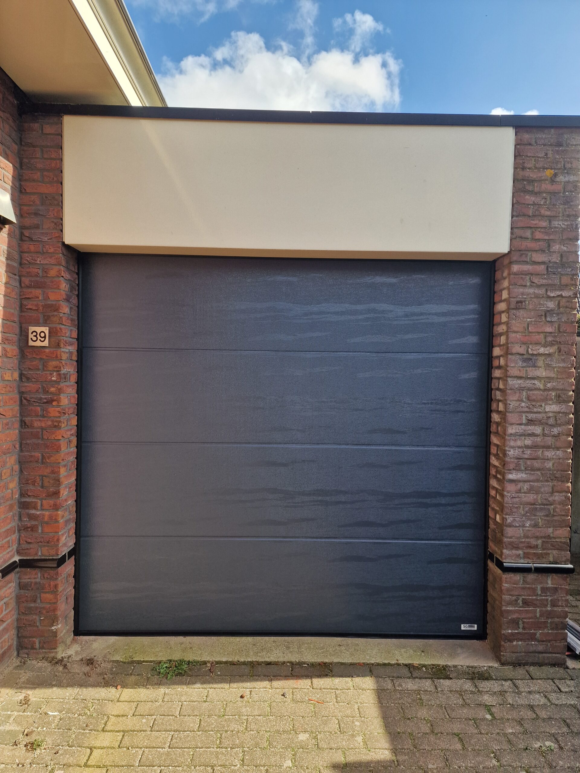 ONZE PROJECTEN | industriële sectionaaldeuren en (openslaande) garagedeuren 20260330 154030