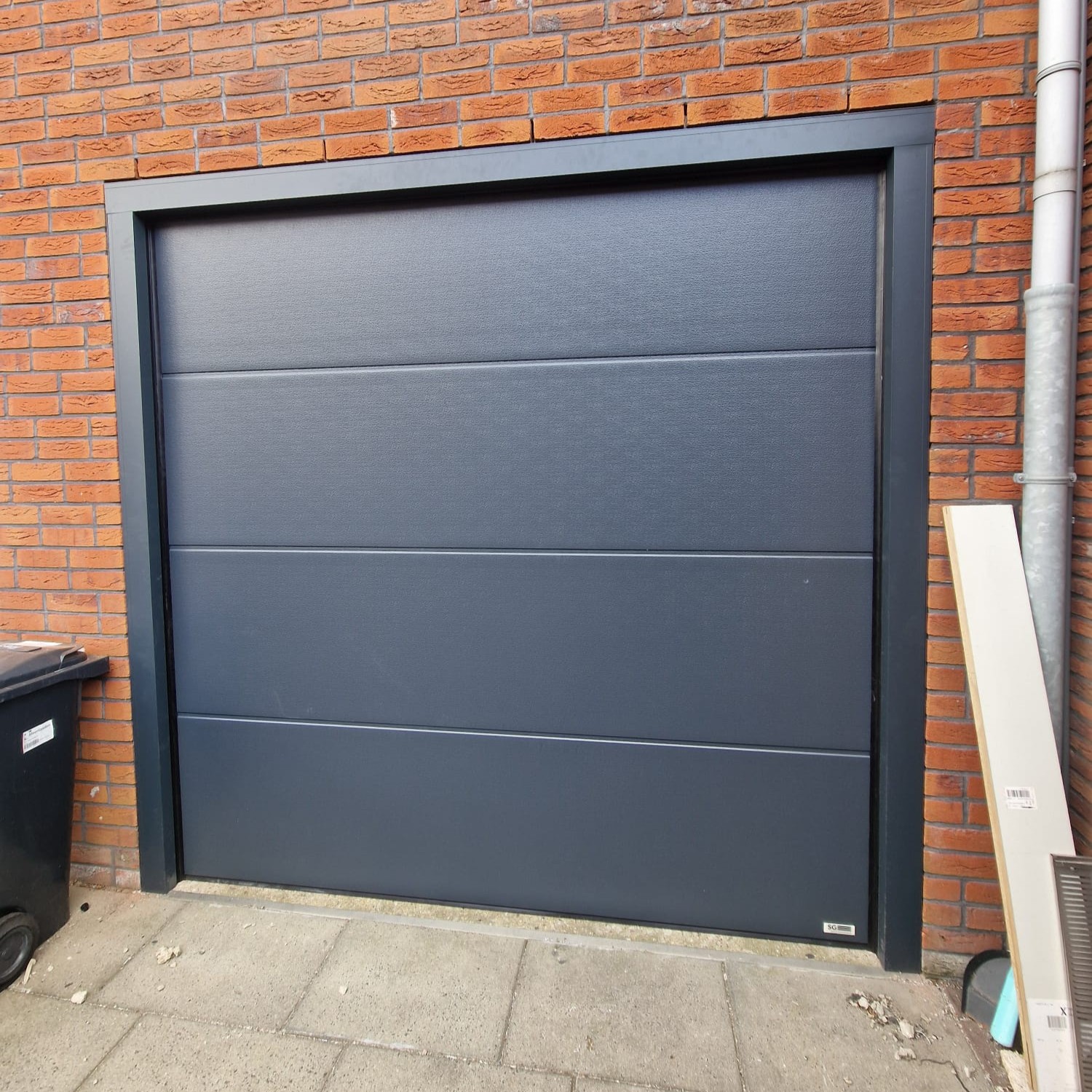 ONZE PROJECTEN | industriële sectionaaldeuren en (openslaande) garagedeuren img 20260507 wa0004