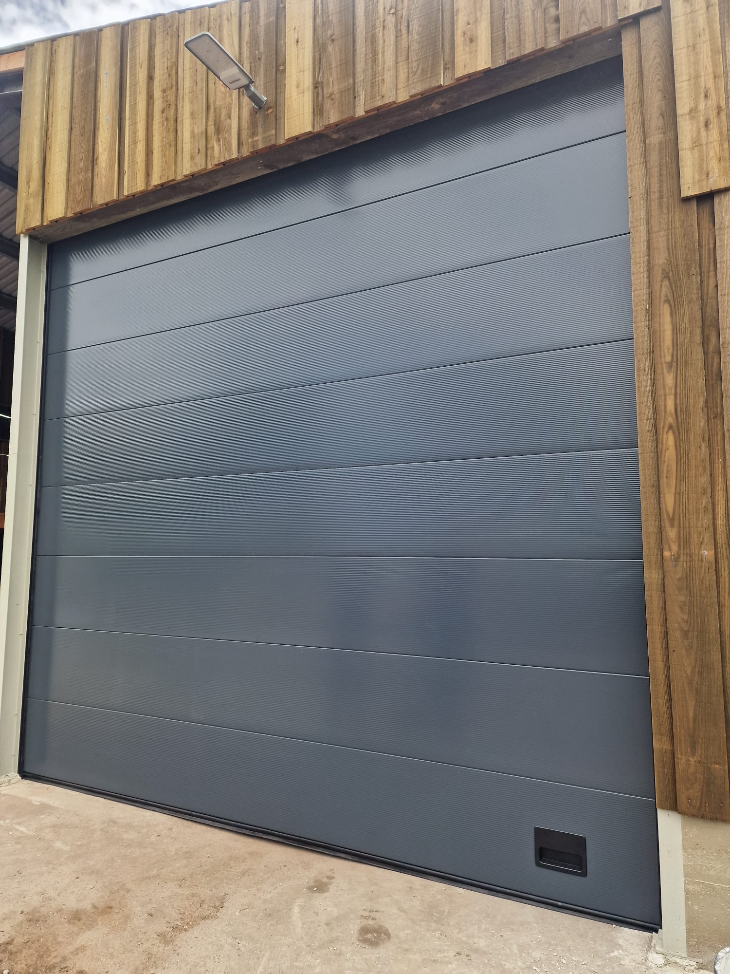 ONZE PROJECTEN | industriële sectionaaldeuren en (openslaande) garagedeuren img 20260609 wa0002