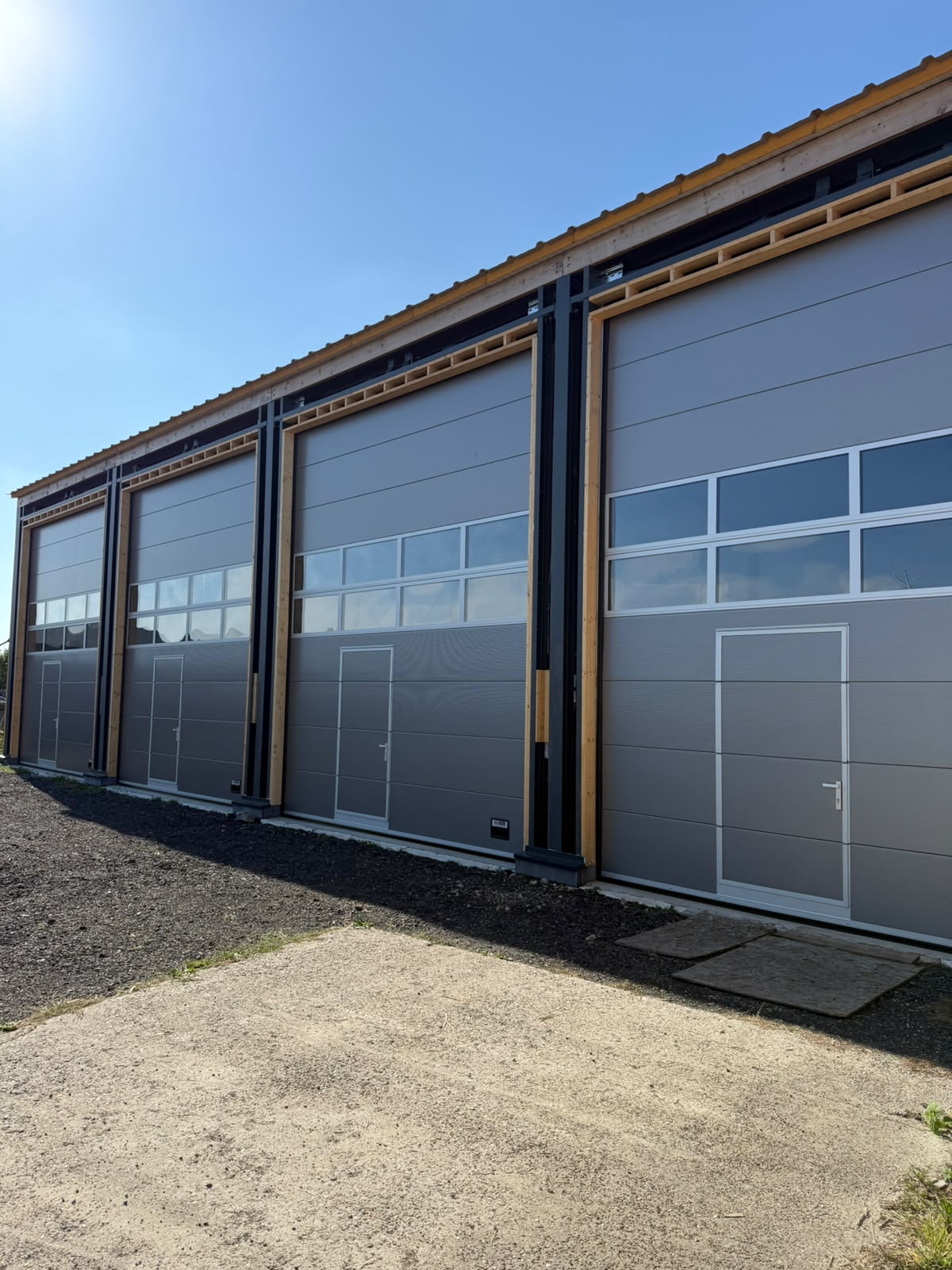 ONZE PROJECTEN | industriële sectionaaldeuren en (openslaande) garagedeuren whatsapp image 2026 08 25 at 18.42.55